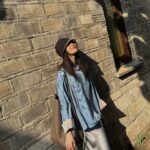 Ni Ni Instagram - 逛了老门东，街边小店新入手了帽子跟衣服，好喜欢💙🤍 美好生活从偶遇的黑喵白喵开始🖤🤍
