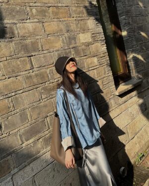 Ni Ni Instagram - 逛了老门东，街边小店新入手了帽子跟衣服，好喜欢💙🤍
美好生活从偶遇的黑喵白喵开始🖤🤍