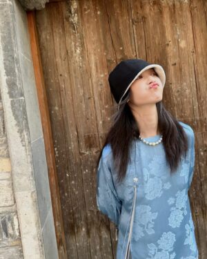 Ni Ni Instagram - 逛了老门东，街边小店新入手了帽子跟衣服，好喜欢💙🤍
美好生活从偶遇的黑喵白喵开始🖤🤍