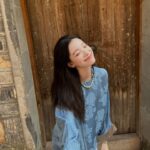Ni Ni Instagram - 逛了老门东，街边小店新入手了帽子跟衣服，好喜欢💙🤍 美好生活从偶遇的黑喵白喵开始🖤🤍