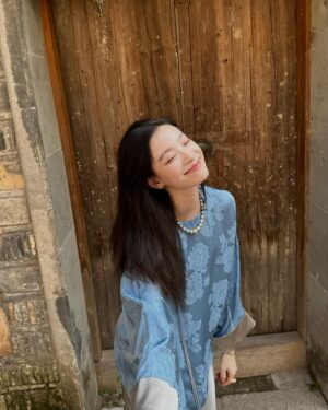 Ni Ni Instagram - 逛了老门东，街边小店新入手了帽子跟衣服，好喜欢💙🤍
美好生活从偶遇的黑喵白喵开始🖤🤍