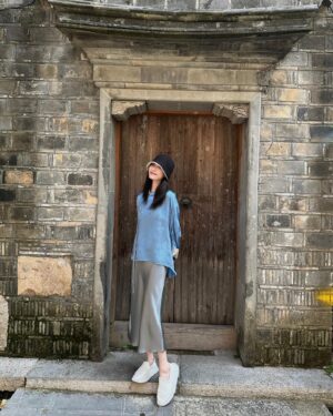 Ni Ni Instagram - 逛了老门东，街边小店新入手了帽子跟衣服，好喜欢💙🤍
美好生活从偶遇的黑喵白喵开始🖤🤍