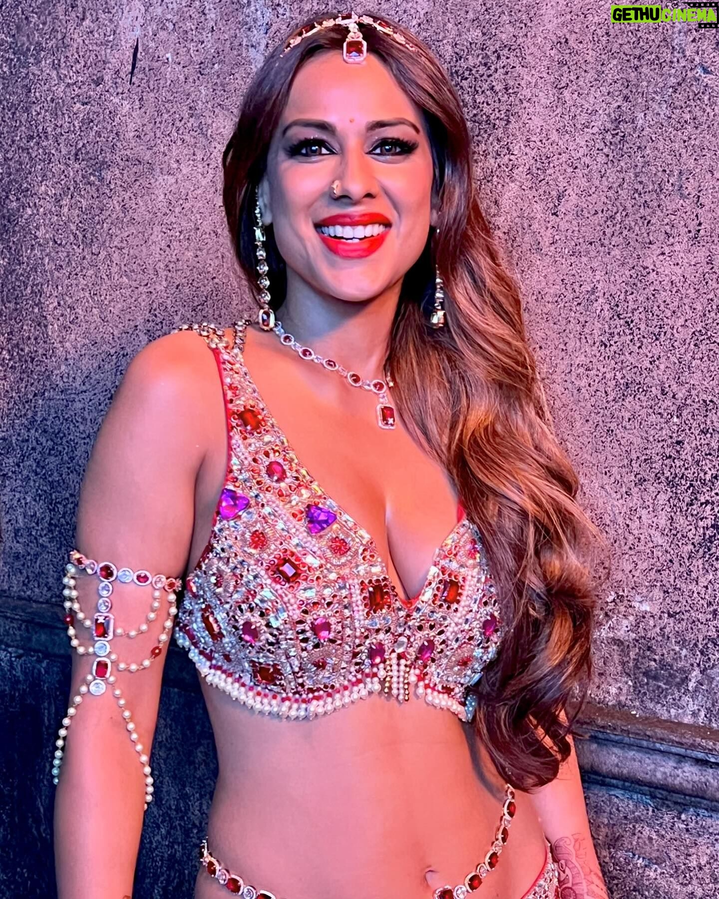 Nia Sharma Instagram - Zooming in On Chudail’s winged liner , kohl, Bold red lips and her outfit…. #suhaganchudail @jyotiiadvani.artistry @sankpalsavita @anusoru @ashwitatejwani ajju di, sunny, Rohit, …. And the entire army.