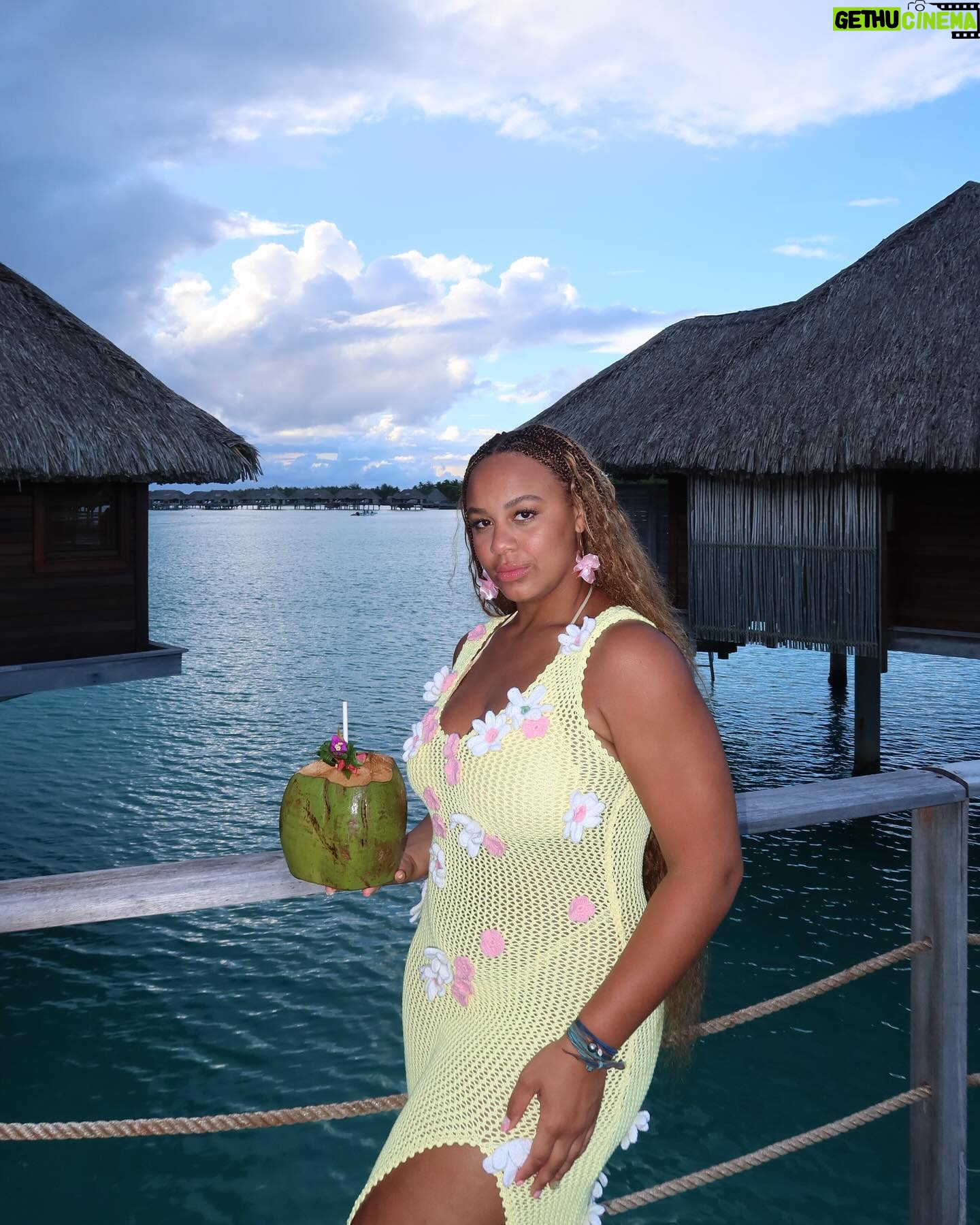 Nia Sioux Instagram - a coconut a day keeps the doctor away 🥥💛
