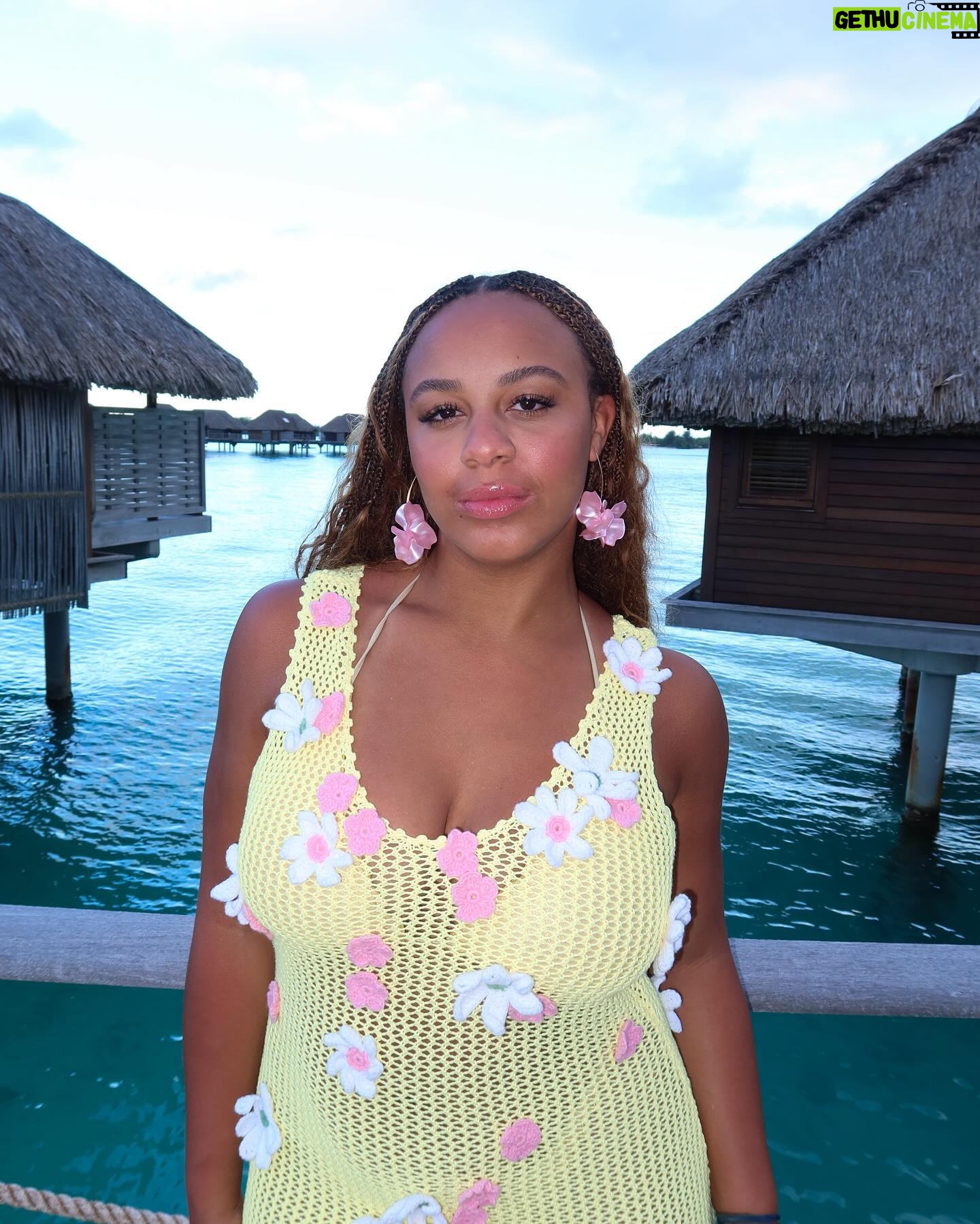 Nia Sioux Instagram - a coconut a day keeps the doctor away 🥥💛
