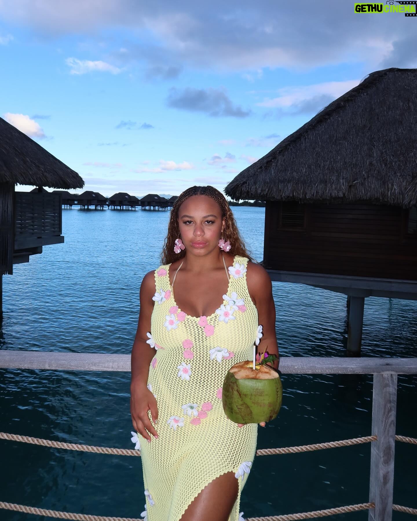 Nia Sioux Instagram - a coconut a day keeps the doctor away 🥥💛