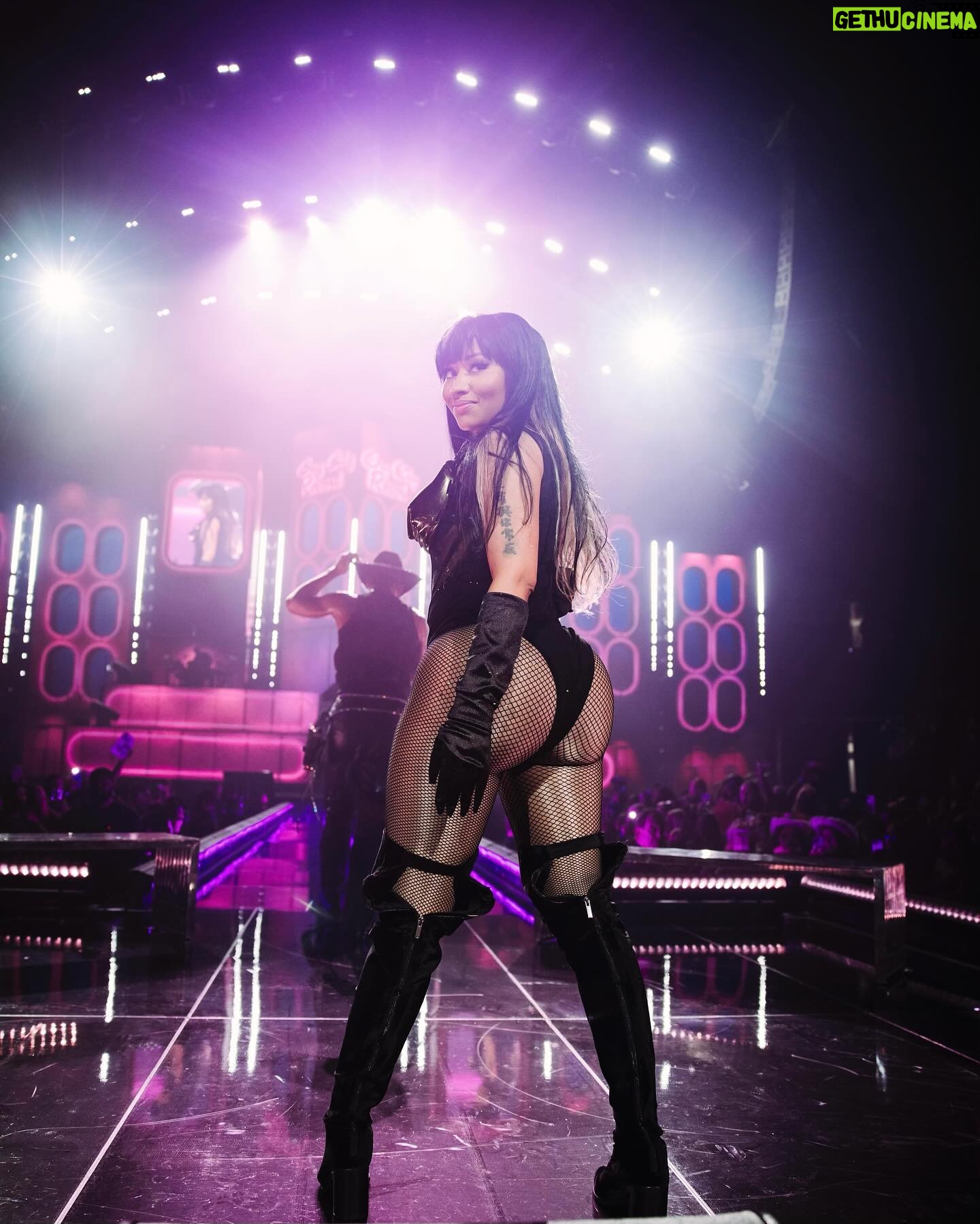 Nicki Minaj Instagram - Shout out to @dennardwatson on the live & unexpected keys πΉ to play along with @theerealburnell (who we brought straight up out of the audience once I found out he was there). He was & still is phenomenal π€ π©· Thank you to LLOYD @curlyheadedblackboy for always being so easy to work with, genuine, & a gentleman. Oh and like I said last night, his mic was ALLLLLLL THE WAY ON!!!!!!!! π€ #GAGCITYNOLA filled with soul & culture & its own unique history. You can feel it AND TASTE IT anywhere you go in NEW ORLEANS. I am SOOOOOOO very grateful to each & every single one of you for showing up for me. I love you sooooooo much. Thank you for being fully engaged & rdy to have a great mthafk!ng time last night. You rlly just had to be there. It was a VERY unique & magical night. One Iβll never forget & I canβt WAIT to see you guys again. P.S. the fits was real fly πππ Until next time. #GagCityNOLA πΈ: @grizzleearts