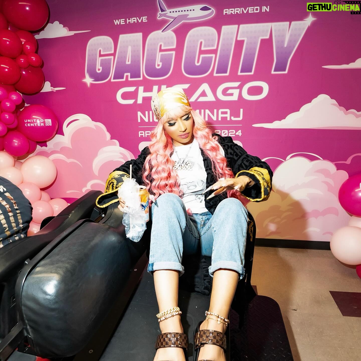 Nicki Minaj Instagram - #GagCityCHICAGO = E V E R Y T H I N G BOTH NIGHTS!!!!!!!! ππ½@jeremih ππ½@nolimitherbo 2 NIGHTS OF THE LOUDEST, MOST MAGICAL, MOST SURREAL, MOST INCREDIBLE MEMORIES & PPL IN THE WORLD. Iβll never forget this. Iβll never forget YOU. For the rest of my life. I love you SOOOOOOOOOOOOO MUCH. Truly what dreams were made of. Thank you. Thank you. Thank you, Chicago! π«Άπ½ We made history together. BARBZ!!!!!!! π₯Ή Until next time ππππππ€πππ©·ππ©΅ππππ