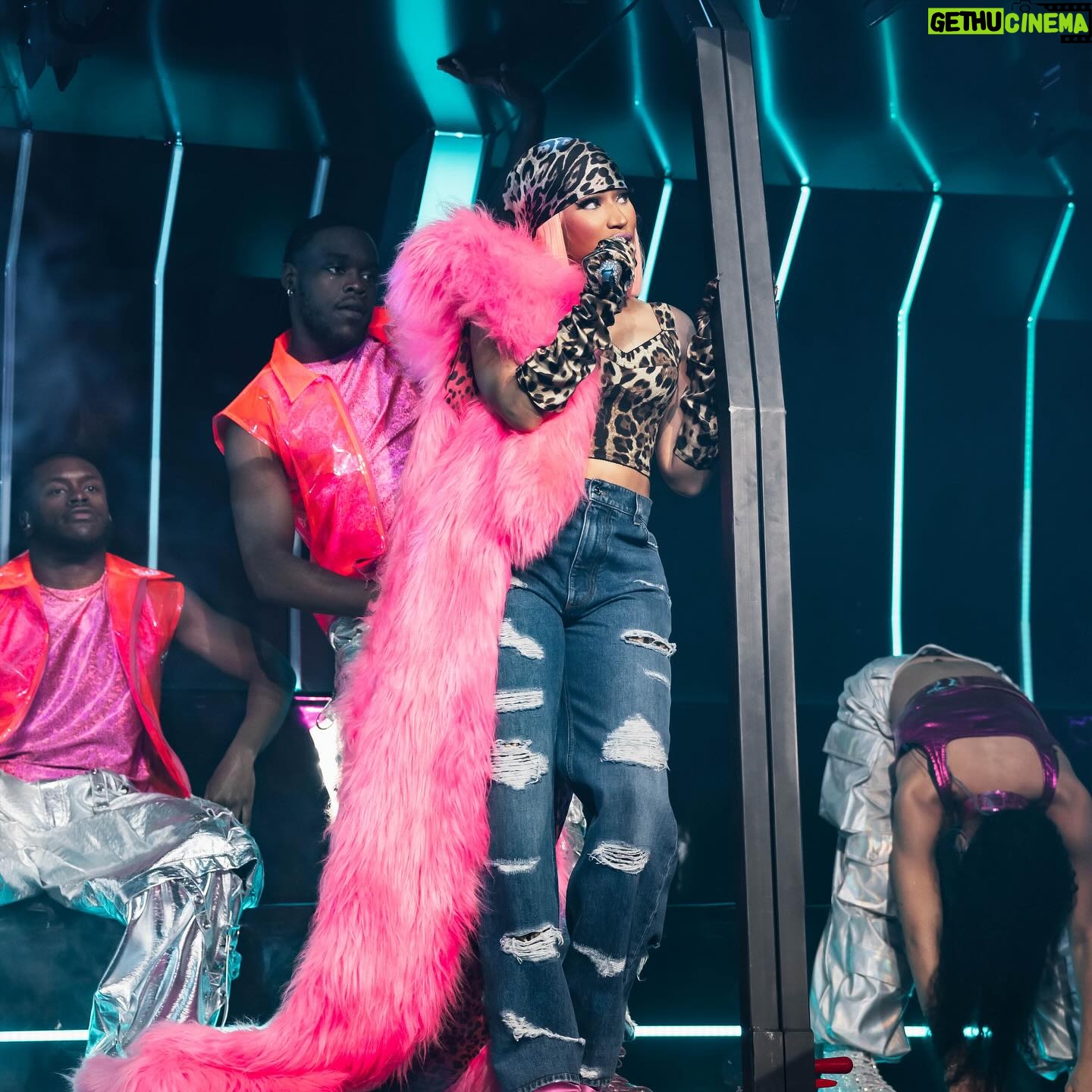 Nicki Minaj Instagram - #GagCityCHICAGO = E V E R Y T H I N G BOTH NIGHTS!!!!!!!! ππ½@jeremih ππ½@nolimitherbo 2 NIGHTS OF THE LOUDEST, MOST MAGICAL, MOST SURREAL, MOST INCREDIBLE MEMORIES & PPL IN THE WORLD. Iβll never forget this. Iβll never forget YOU. For the rest of my life. I love you SOOOOOOOOOOOOO MUCH. Truly what dreams were made of. Thank you. Thank you. Thank you, Chicago! π«Άπ½ We made history together. BARBZ!!!!!!! π₯Ή Until next time ππππππ€πππ©·ππ©΅ππππ
