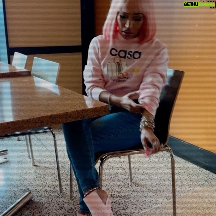 Nicki Minaj Instagram - Thank you to the amazing employees at the Aquarium in Chicago today. 🩷💛💜🩵🤍 #PapaBear had a great time 😉🌊🐳🌊🐬