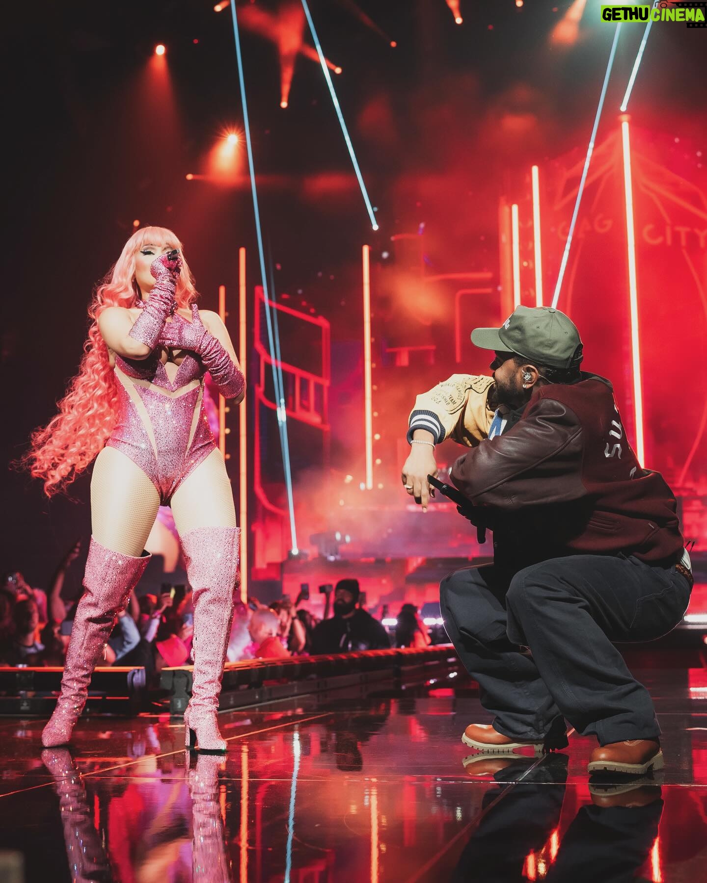 Nicki Minaj Instagram - Thank you to @bigsean & @sadababy DETROIT YOU DA BESTEST!!!!! Until next time!!!!! 🫡 Love you 🩷💜💛♥️🎀 rocking the #Pinkprints @lociwear 👟