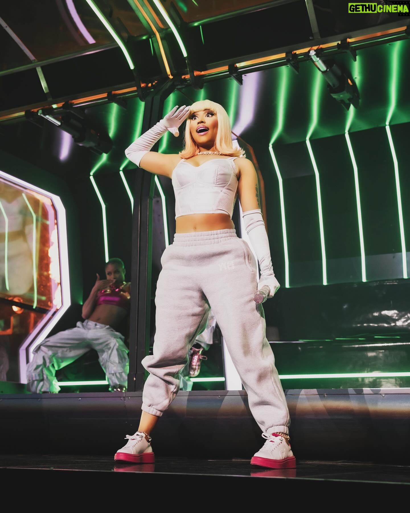 Nicki Minaj Instagram - Thank you to @bigsean & @sadababy DETROIT YOU DA BESTEST!!!!! Until next time!!!!! 🫡 Love you 🩷💜💛♥️🎀 rocking the #Pinkprints @lociwear 👟