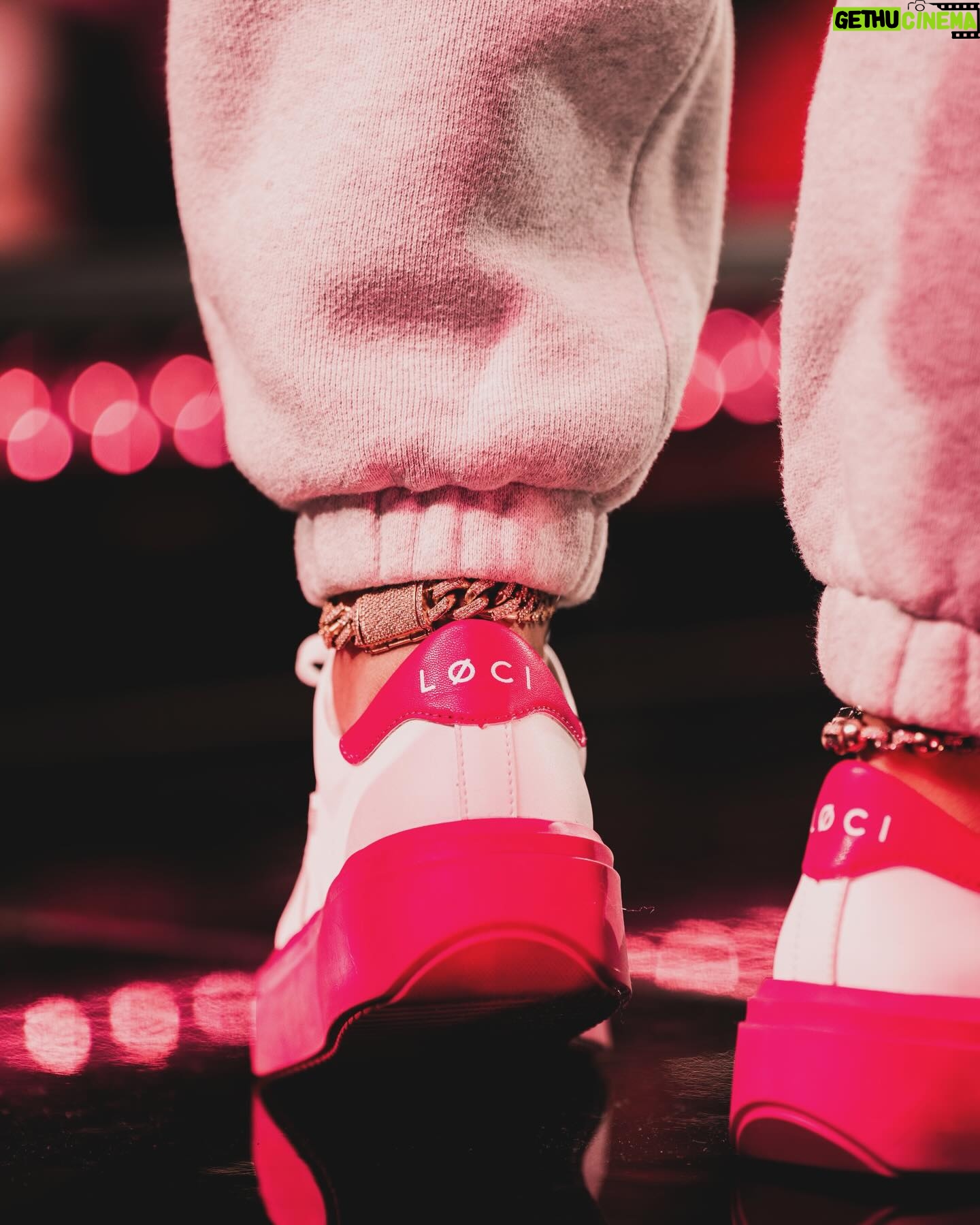 Nicki Minaj Instagram - Thank you to @bigsean & @sadababy DETROIT YOU DA BESTEST!!!!! Until next time!!!!! 🫡 Love you 🩷💜💛♥️🎀 rocking the #Pinkprints @lociwear 👟