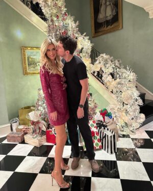 Nicky Hilton Instagram - Christmas kisses 💋