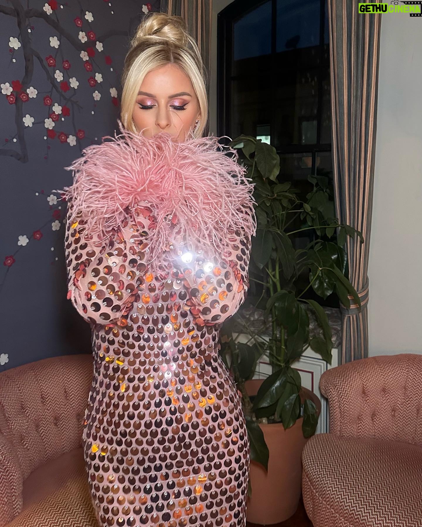 Nicky Hilton Instagram - Be a flamingo 🦩 in a flock of pigeons.