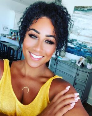 Nicole Alexander Instagram - 💛😊