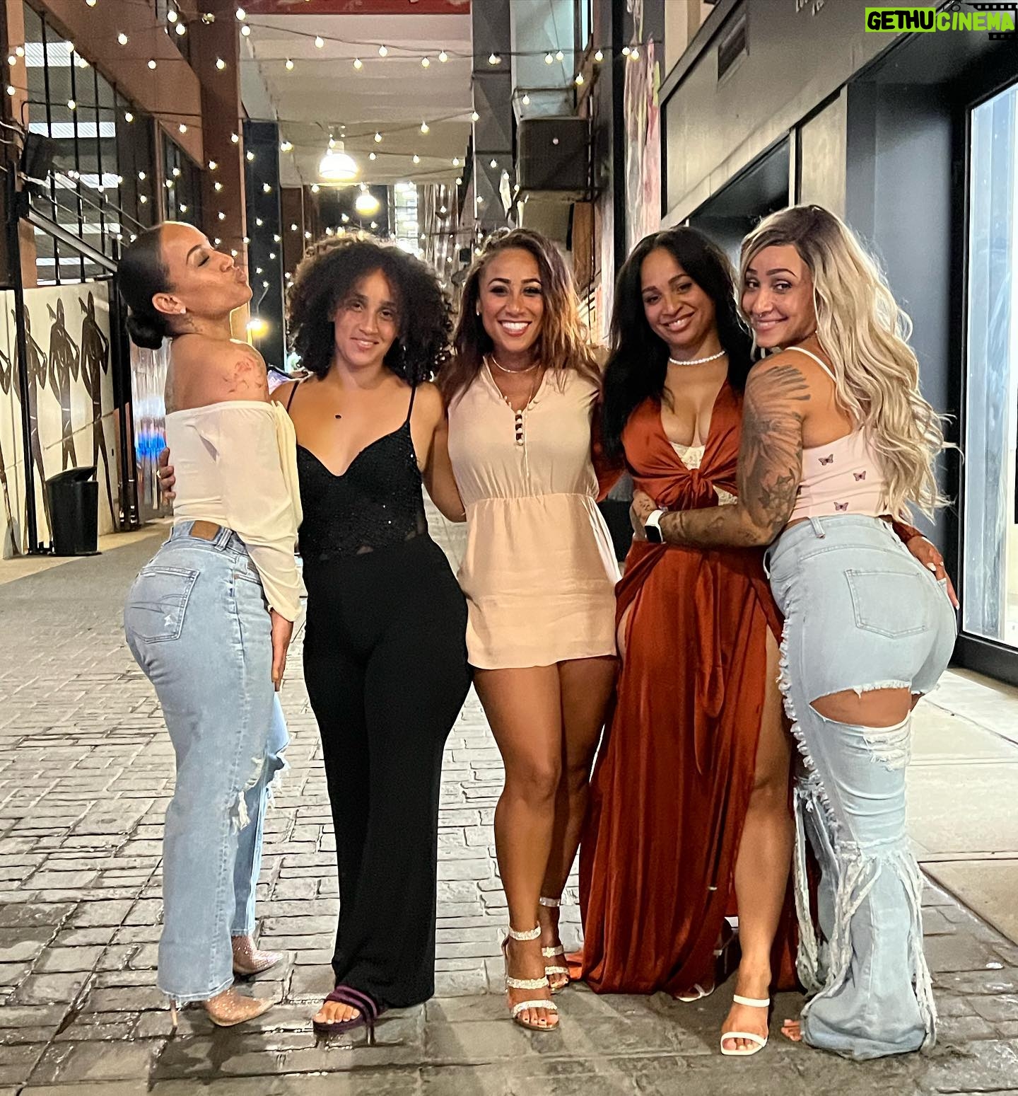 Nicole Alexander Instagram - 🥹 No better feeling than all of us together🥳 #Sisters #Family #Soulmates when we get along 😂