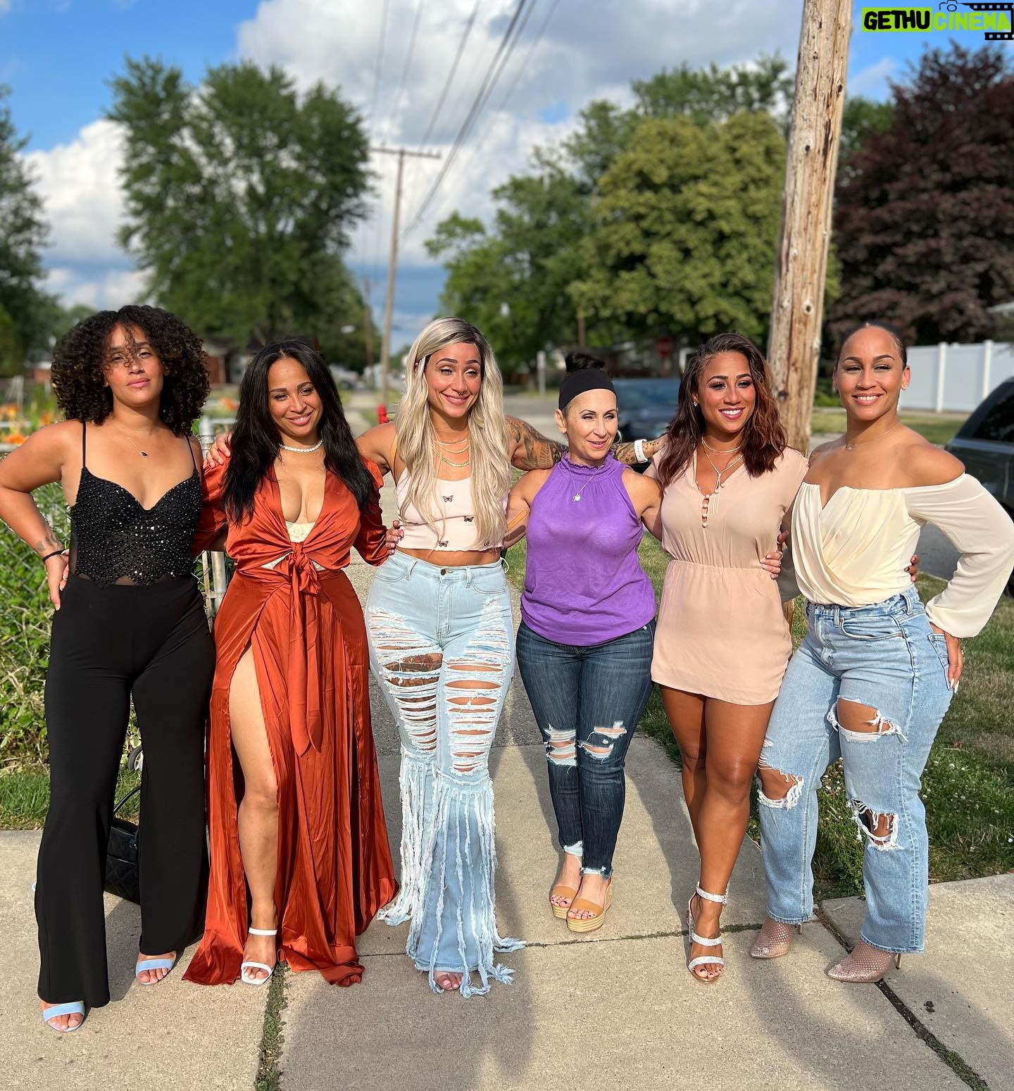 Nicole Alexander Instagram - 🥹 No better feeling than all of us together🥳 #Sisters #Family #Soulmates when we get along 😂