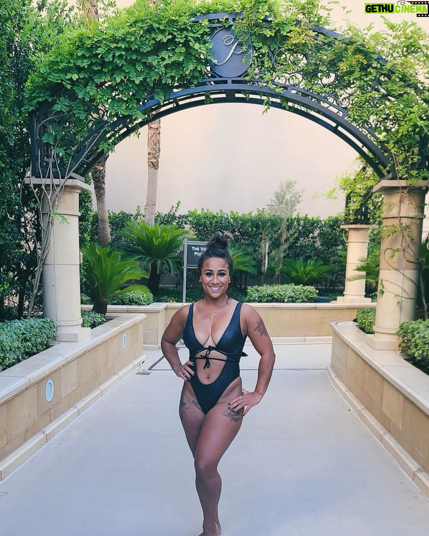 Nicole Alexander Instagram - Ahhh One more day🎉 Crazy to think this is the last day of my 30’s!! 😂40 here I come 🥰🎉🎉🎉 #Hoopz #CancerSeason