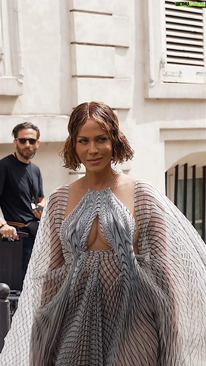 Nicole Ari Parker - 137K Likes - @nicoleariparker for @irisvanherpen
This look is OUTSTANDING !!🤩🤩🤩
Filmed and Edited by @mohtohsoh
#pfw #parisfashionweek #nicoleariparker #irisvanherpen