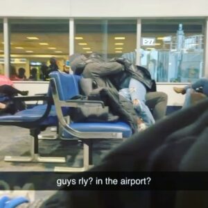 Nicole Ari Parker Instagram - We have been in 2 different cities for too long….finally in same place…waiting for another ✈️ 

It be yr own dang kids…😅

#SophieGimmeThePhone 🤳🏽