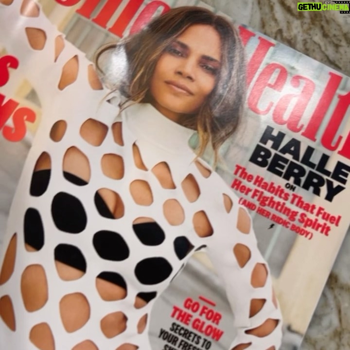 Nicole Ari Parker Instagram - ❤️❤️❤️🤎❤️❤️❤️ I grabbed this magazine in line at the grocery store to support this Queen @HalleBerry 🌟 in all she has accomplished & her 🎬directorial debut #BRUISED THE Movie I set it down. My mom read it and said “Baby did you know you were in this?” 🙃 I did a shoot about my @gymwrap & had no idea when it would be out. 🤸🏿♀️🙌🏽❤️💫 #SaturdaySurprise ! @womenshealthmag @ursulastephen 💇🏽♀️ @rebeccarestrepo 💄 @aekholloway 📸 Thank you beautiful sis🙏🏽 @juliakwamya for being there that day #goodvibes ✊🏽💪🏾🙌🏽🌟
