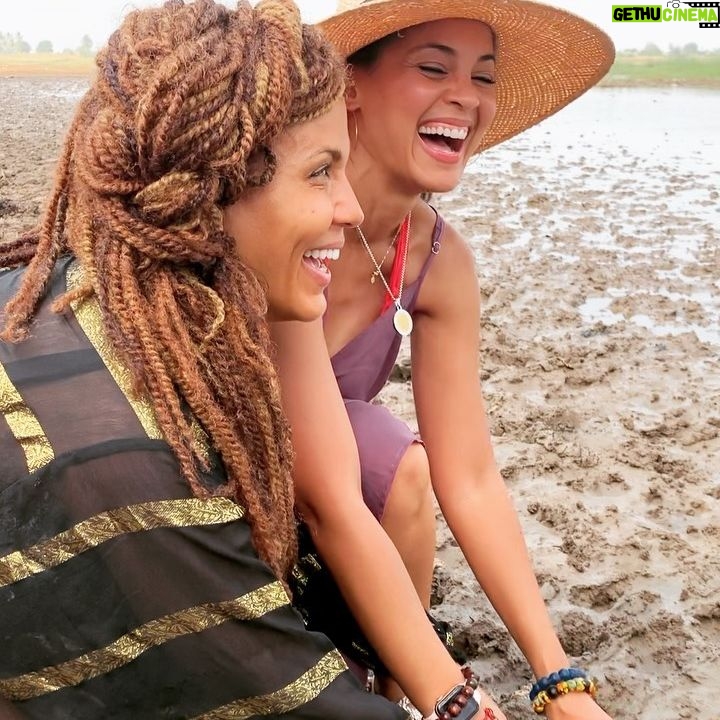 Nicole Ari Parker - 15.1K Likes - An amazing day of service, uplift and gratitude with my sis-in-law @NicKodjoe.
🌱 🌱 🌱🌱🌱🌱🌱🌱
The #EssenceFullCircleFestival group joined the amazing team of #ConservationInternational to visit the village of Tobloku. The Chief and the Elders poured libations asking the earth’s permission to plant the #Mangrove trees that support the village...She said yes.
This was a powerful reminder of who holds us all. #MotherEarth #MotherAfrica
#YearOfTheReturn
1619-2019
Thank you @conservationorg & @jessicadonovanallen for your dedication to fortifying and empowering communities all over the 🌍