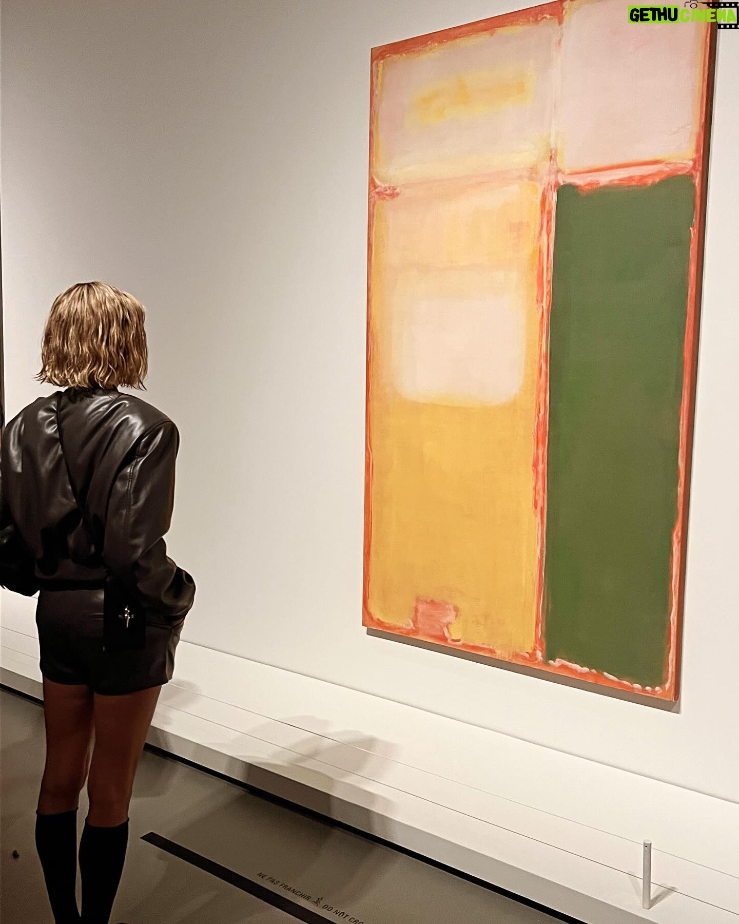 Nicole Ari Parker Instagram - So good to spend time with my bubb @karafeifer in Paris. 🇫🇷 The spectacular Rothko exhibit the Foundation @louisvuitton is a must see. @fondationlv Breathtaking. 👜 @josephduclos 🩳 @thefrankieshop 🧦 @wolford 👞 @chanelofficial