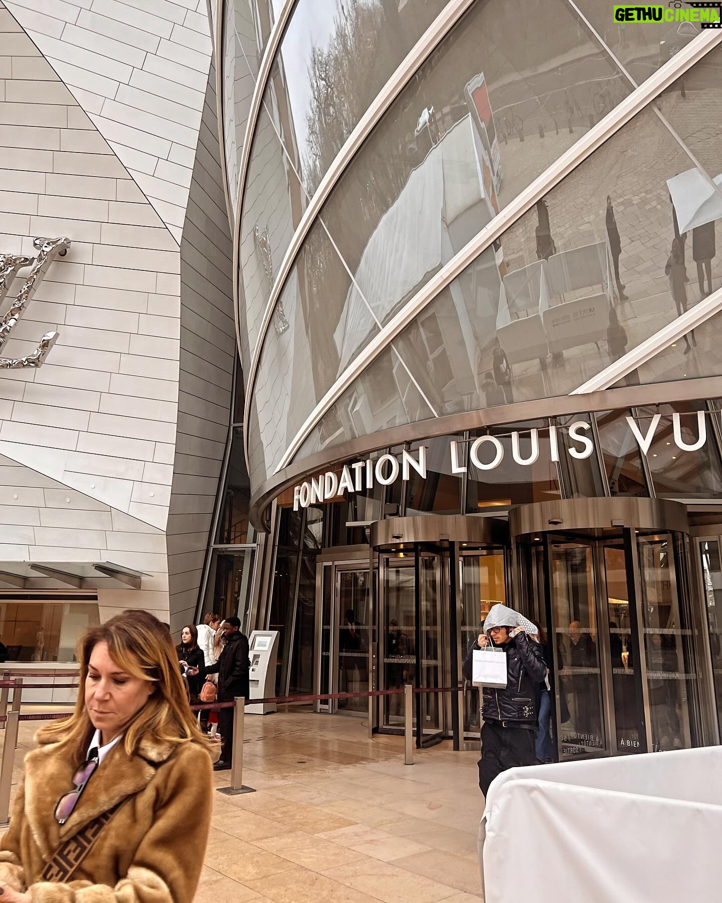 Nicole Ari Parker Instagram - So good to spend time with my bubb @karafeifer in Paris. 🇫🇷 The spectacular Rothko exhibit the Foundation @louisvuitton is a must see. @fondationlv Breathtaking. 👜 @josephduclos 🩳 @thefrankieshop 🧦 @wolford 👞 @chanelofficial