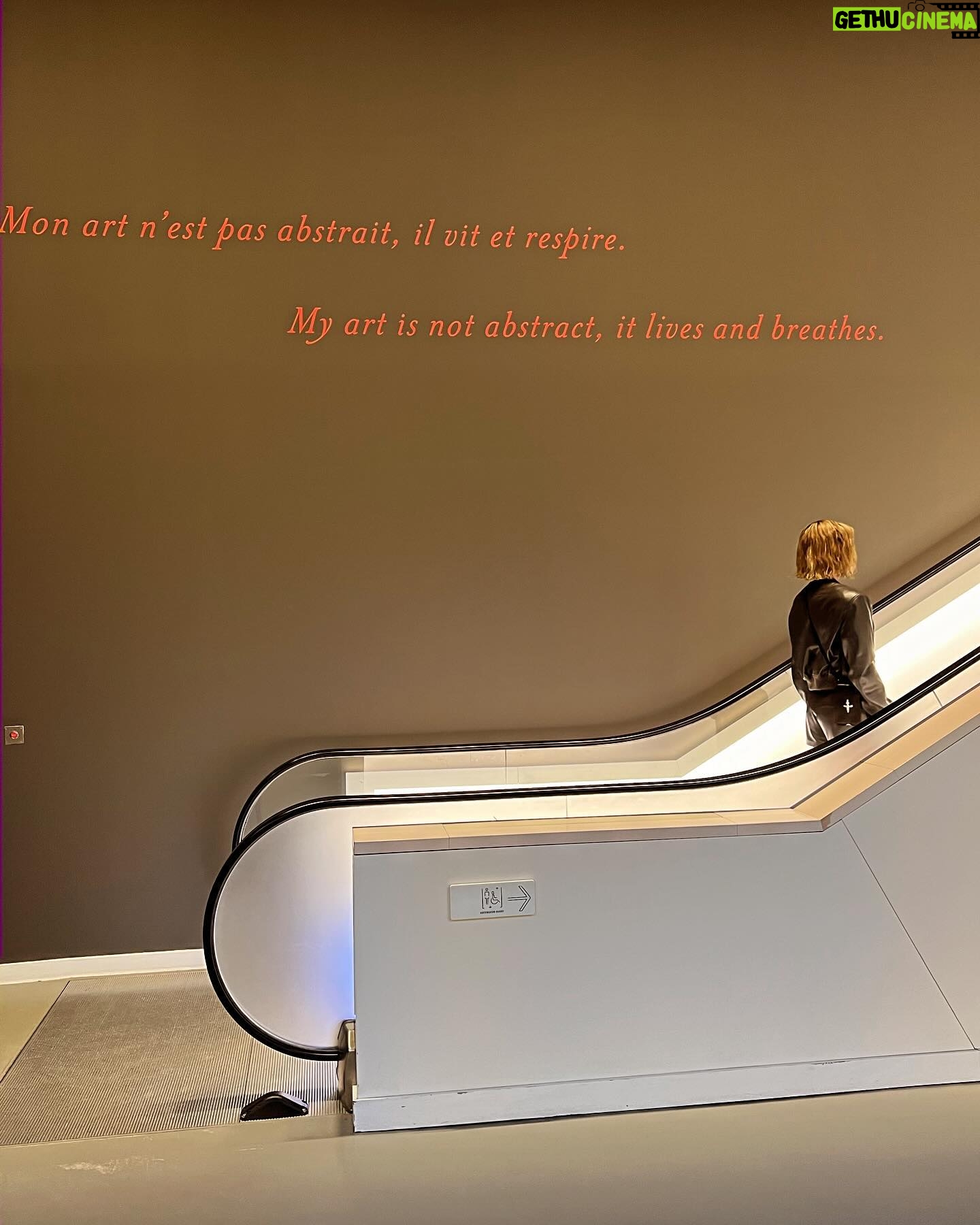 Nicole Ari Parker Instagram - So good to spend time with my bubb @karafeifer in Paris. 🇫🇷 The spectacular Rothko exhibit the Foundation @louisvuitton is a must see. @fondationlv Breathtaking. 👜 @josephduclos 🩳 @thefrankieshop 🧦 @wolford 👞 @chanelofficial