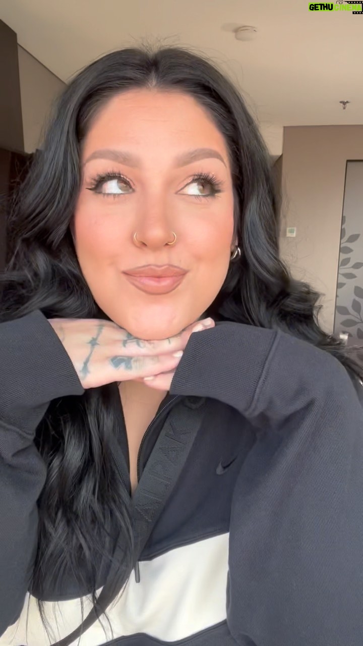 Nicole Faulkner - 7.2K Likes - Do you guys like these kinds of videos? Let me know in the comments! 😘 #dayinthelife #makeupartistsworldwide #travelingmakeupartist #colombia