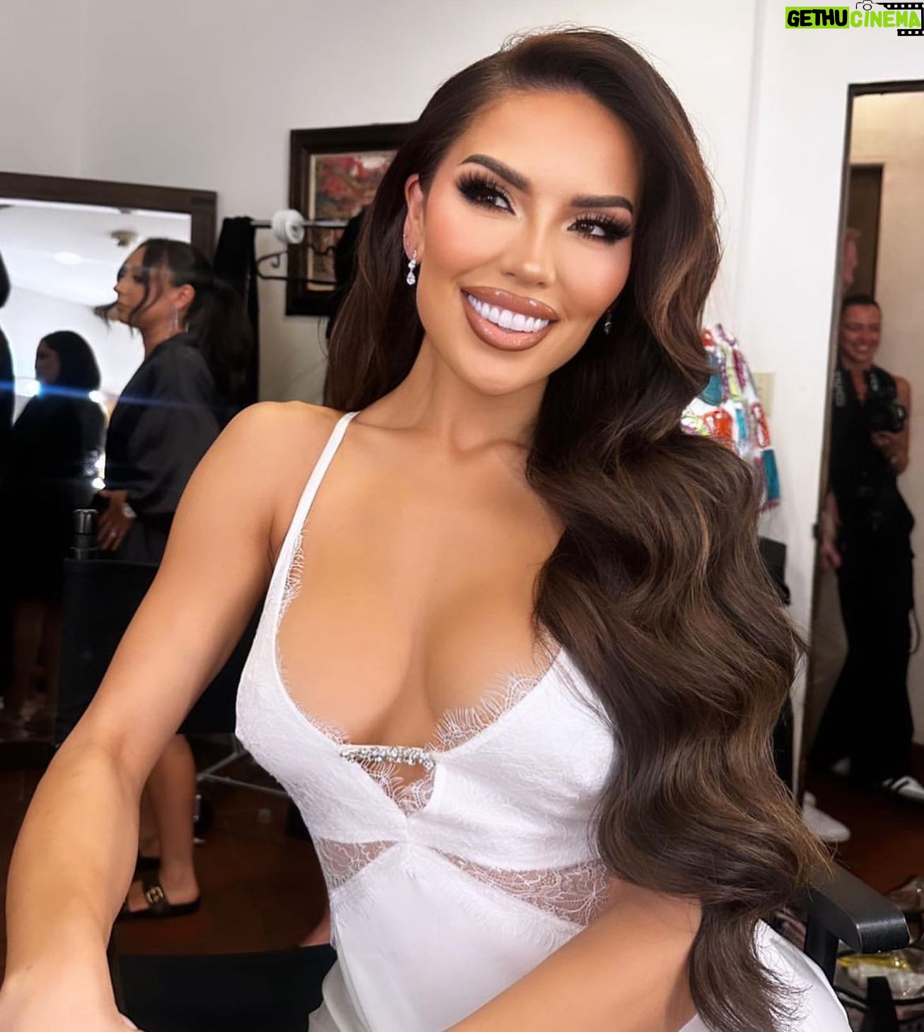 Nicole Faulkner - 9.2K Likes - Still not over this Bridal glam on the beautiful @iluvsarahii !!! 💍 💒 💕 to book me for your bridal glam, Email me nicole@lipsticknick.com
Hair by @riri_roya