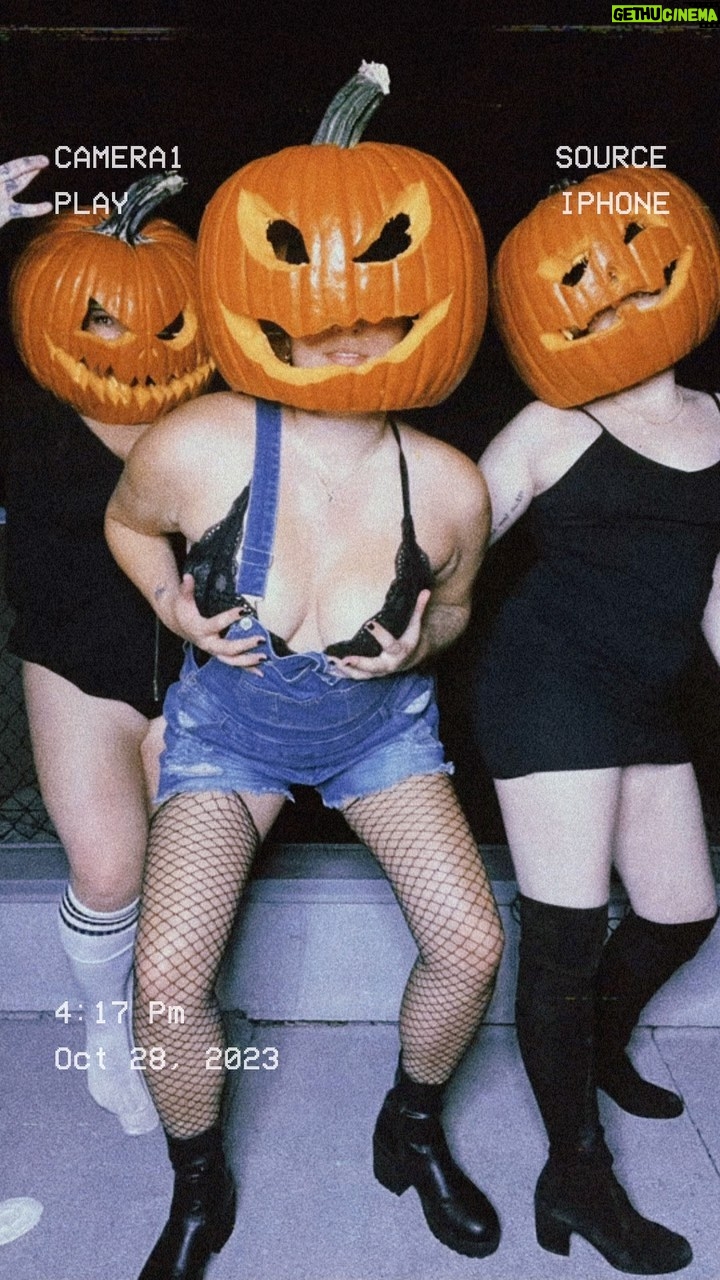 Nicole Faulkner Instagram - My favorite Halloween tradition ππΌπ#halloweencostume #pumpkinheadphotoshoot #pumpkinhead #pumpkincarving #halloweenideas