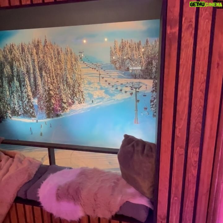 Nicole Faulkner Instagram - #elfskin pop-up in NYC yesterday ❄️ ⛷️ 💧 @elfcosmetics
