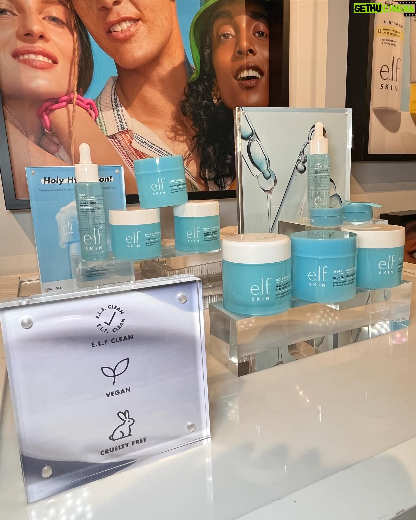 Nicole Faulkner Instagram - #elfskin pop-up in NYC yesterday ❄️ ⛷️ 💧 @elfcosmetics