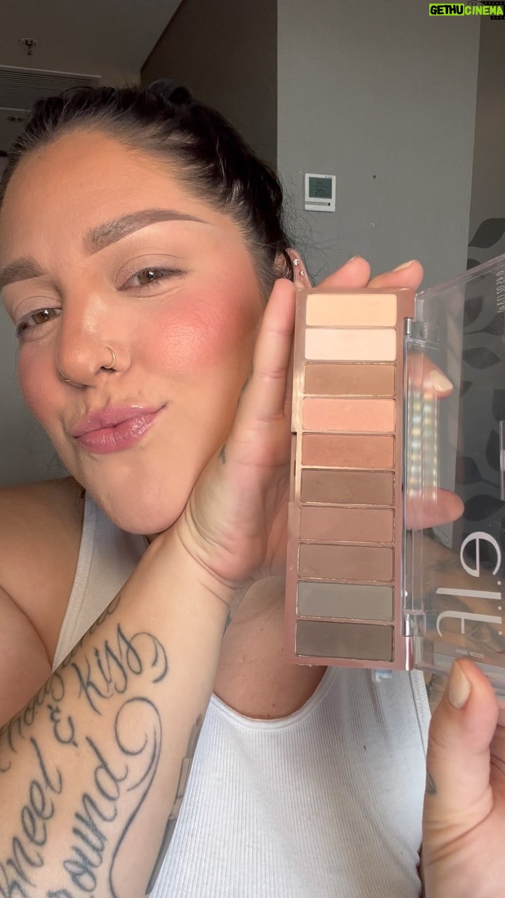 Nicole Faulkner - 7.2K Likes - My current everyday makeup routine 💘
Deets:
Moisturizer- @cerave spf day moisturizer
Eye cream- @jeffreestarcosmetics morning dew hydrating eye cream
Foundation- @elfcosmetics halo glow #2 @maccosmetics studio fix every-wear all-over face pen
Contour- @maybelline eraser shade #147.5
Concealer- @narsissist radiant creamy concealer shade light 1.25
Blush- @colourpopcosmetics cream in “angel energy” @milanicosmetics powder in #05
Baking powder- @hudabeauty “cupcake”
Pressed powder- @charlottetilbury shade 2
Bronzer- @maccosmetics radiant medium gold skin finish
Brows- @benefitcosmetics micro filling pen precisely my brow pencil @modelinabottleofficial eyebrow sealer
Eye base- @maccosmetics “painterly” paint pot
Eyeshadow- @elfcosmetics “nude mood” palette
Eyeliner- @jaclynhillcosmetics “smooth black/brown”
Mascara- @maccosmetics extended gigablack lash
Lashes- @poutbeautybar in “Julia”
Lipliner- kkw cosmetics
Lipstick- @maccosmetics “honeylove”
Lipgloss- @beautycreations.cosmetics “caramel brûlée”
#grwm #makeuptutorial #everydaymakeup #makeuproutine