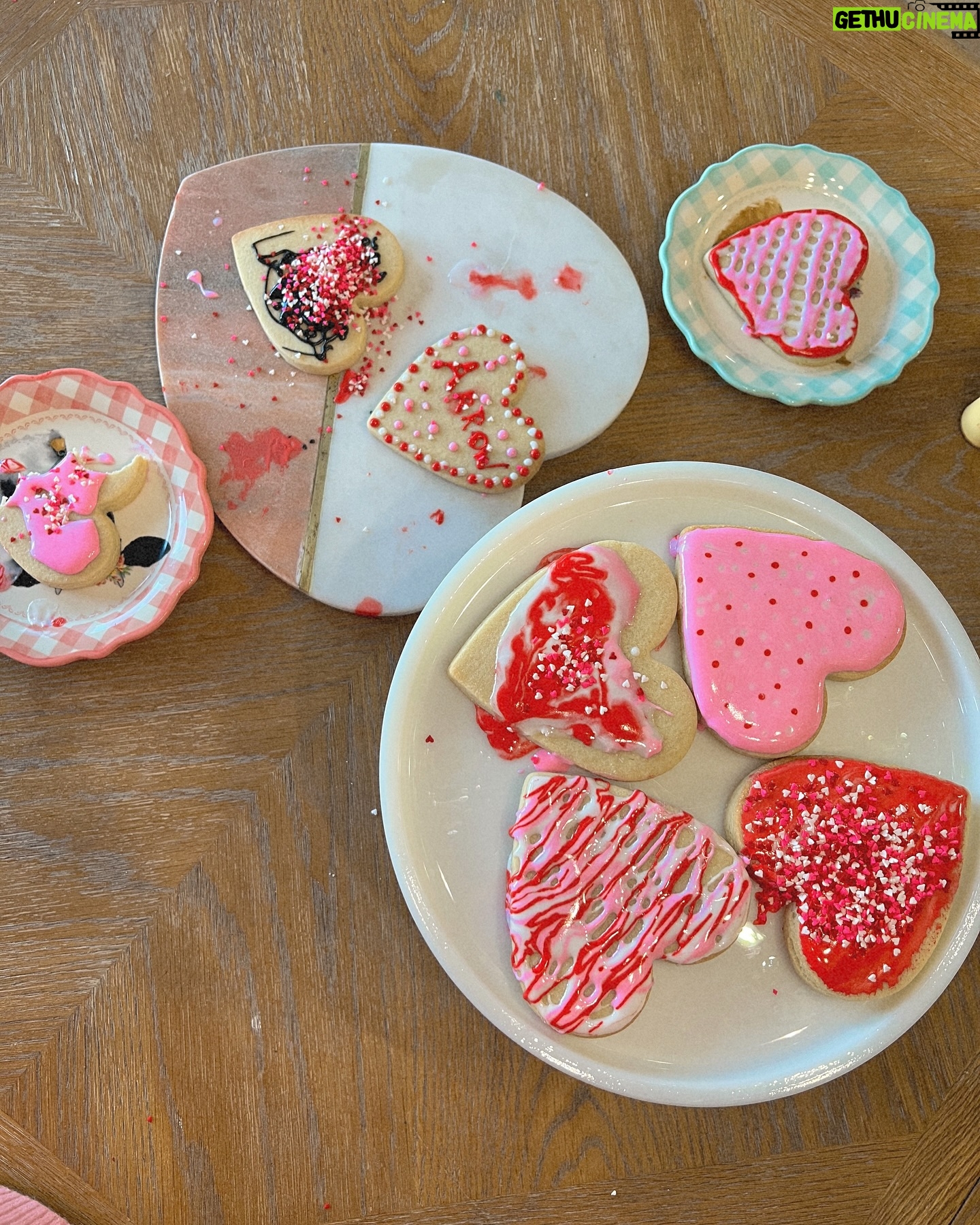 Nicole Franzel Instagram - happy valentine’s day. 🩷 ours was simple and sweet. hope yours is/was too! 🥰
