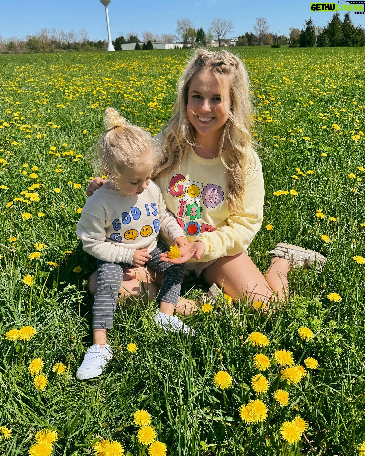 Nicole Franzel Instagram - God is good! 💛 check out the sweatshirt I personally designed (the yellow one I’m wearing)!! 😊 It’s so comfy and has the best message! Linked in photo! It’s one of a kind original design! Order yours now! 🥰 thanks for shopping small it means a lot to my heart! #GodisGood