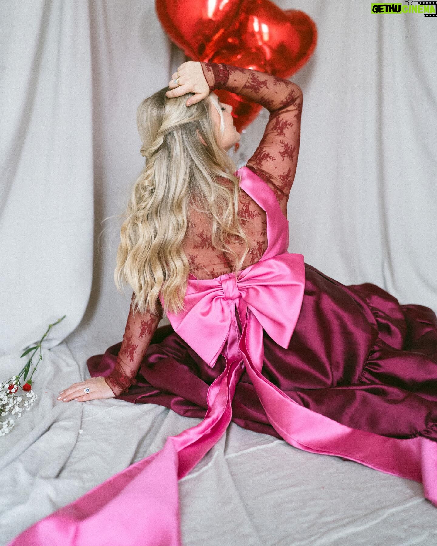 Nicole Franzel Instagram - “You’ve been stabbed in the back and the rest of your body Won’t you tell me where you’re bleedin’ from? If you need a tourniquet or if you wanna turn and quit Know that I’ll be by your side You bled your whole soul into things you can’t control In a world you’ll never satisfy” 🎶 I appreciate songs that are deep. I have a hard time listening to much of anything else.