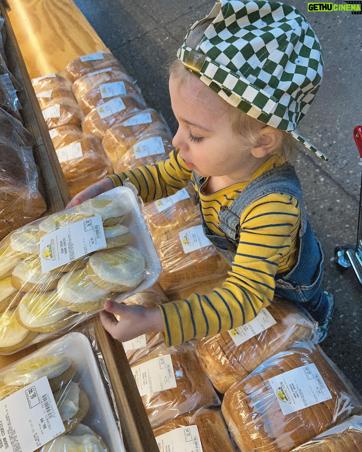 Nicole Franzel Instagram - I’m not joking when I say arrow has as much fun going to the grocery store as he does Disney world. For that I believe I’m doing a good job making the small things big. Traveling the world or playing outside barefoot, there’s really no difference to me 🩷