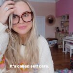 Nicole Franzel Instagram - Do you crochet?!?! 🧶 Vic was kinda annoyed with my new hobby but I told him it could be a lot worse 😜. It’s a lot better than looking at my phone 😇. (And now he’s very supportive). 🥰 what is your hobby?! Or what do you want to learn to do?! I also want to learn to do cool hair braids. #crochet