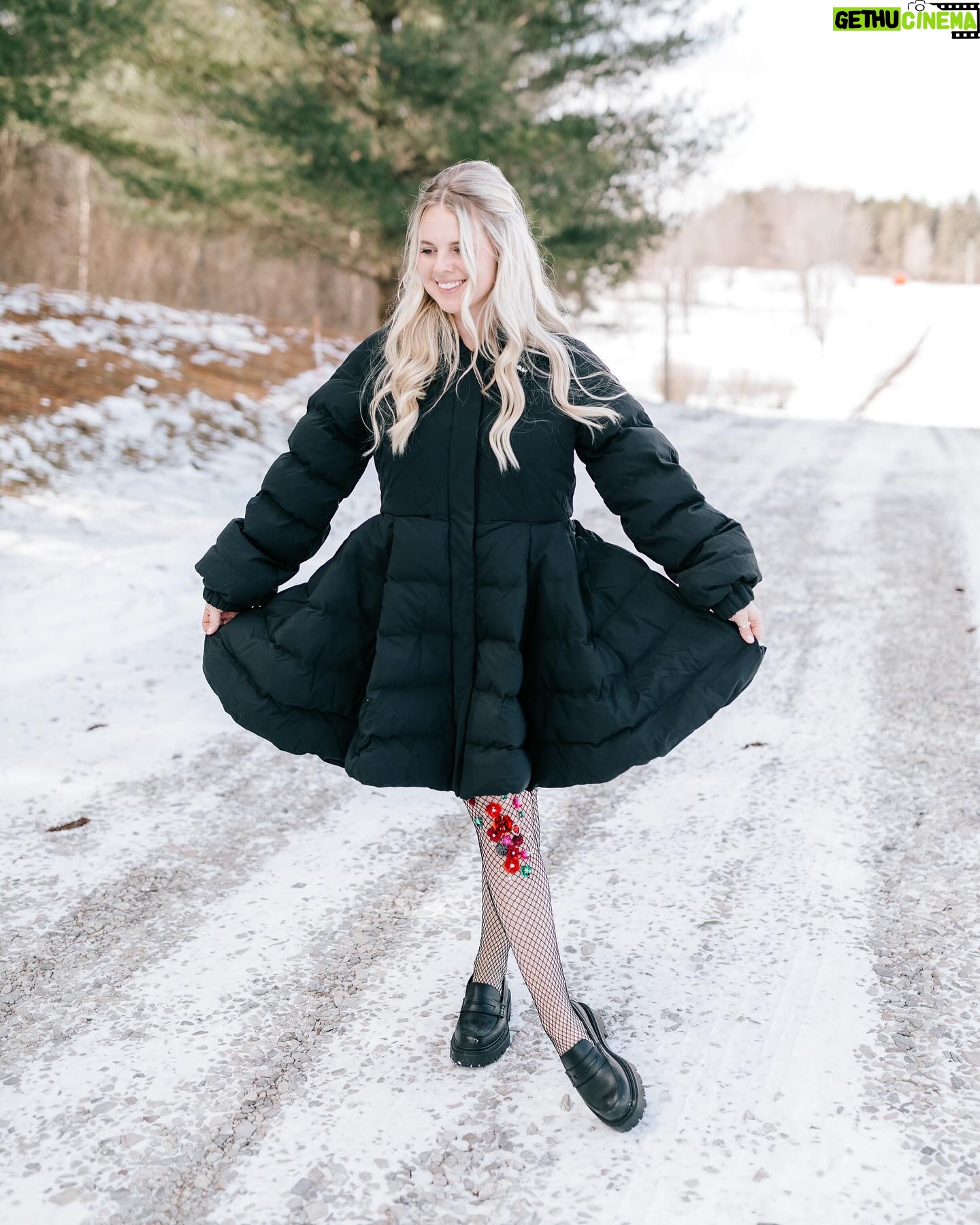Nicole Franzel Instagram - Harsh weather conditions give way to new growth & renewal in nature đ±. If youâre going through something tough please stay strong and lean on me and each other with this beautiful community we have on here. I am feeling strong and steady and often Iâve leaned on youâitâs my turn to let you lean on me. Life is so uncertain and everyday I find a way to distance myself from the ânew normalsâ in the world. My heart grows stronger, my fears also grow stronger and my duty in this world becomes more clear. Winter is the season of reflection, take time to give yourself the credit you deserve. Youâve come so far. Swipe to see me 5 years ago. Paralyzed with anxiety and panic disorder. I didnât leave the house. I couldnât stand, I prayed for relief and I begged God for help. He answered my prayers. I am SO proud of myself for where I am now. And if it happens again Iâm so much stronger and it doesnât make me a failure. Just another hurdle to overcome. âșïž