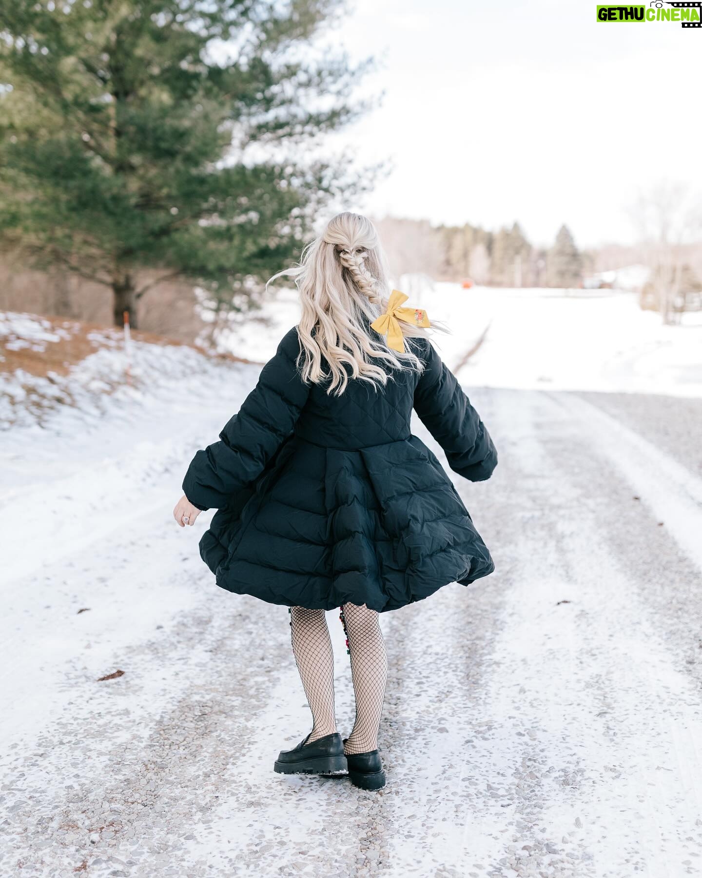 Nicole Franzel Instagram - Harsh weather conditions give way to new growth & renewal in nature đ±. If youâre going through something tough please stay strong and lean on me and each other with this beautiful community we have on here. I am feeling strong and steady and often Iâve leaned on youâitâs my turn to let you lean on me. Life is so uncertain and everyday I find a way to distance myself from the ânew normalsâ in the world. My heart grows stronger, my fears also grow stronger and my duty in this world becomes more clear. Winter is the season of reflection, take time to give yourself the credit you deserve. Youâve come so far. Swipe to see me 5 years ago. Paralyzed with anxiety and panic disorder. I didnât leave the house. I couldnât stand, I prayed for relief and I begged God for help. He answered my prayers. I am SO proud of myself for where I am now. And if it happens again Iâm so much stronger and it doesnât make me a failure. Just another hurdle to overcome. âșïž