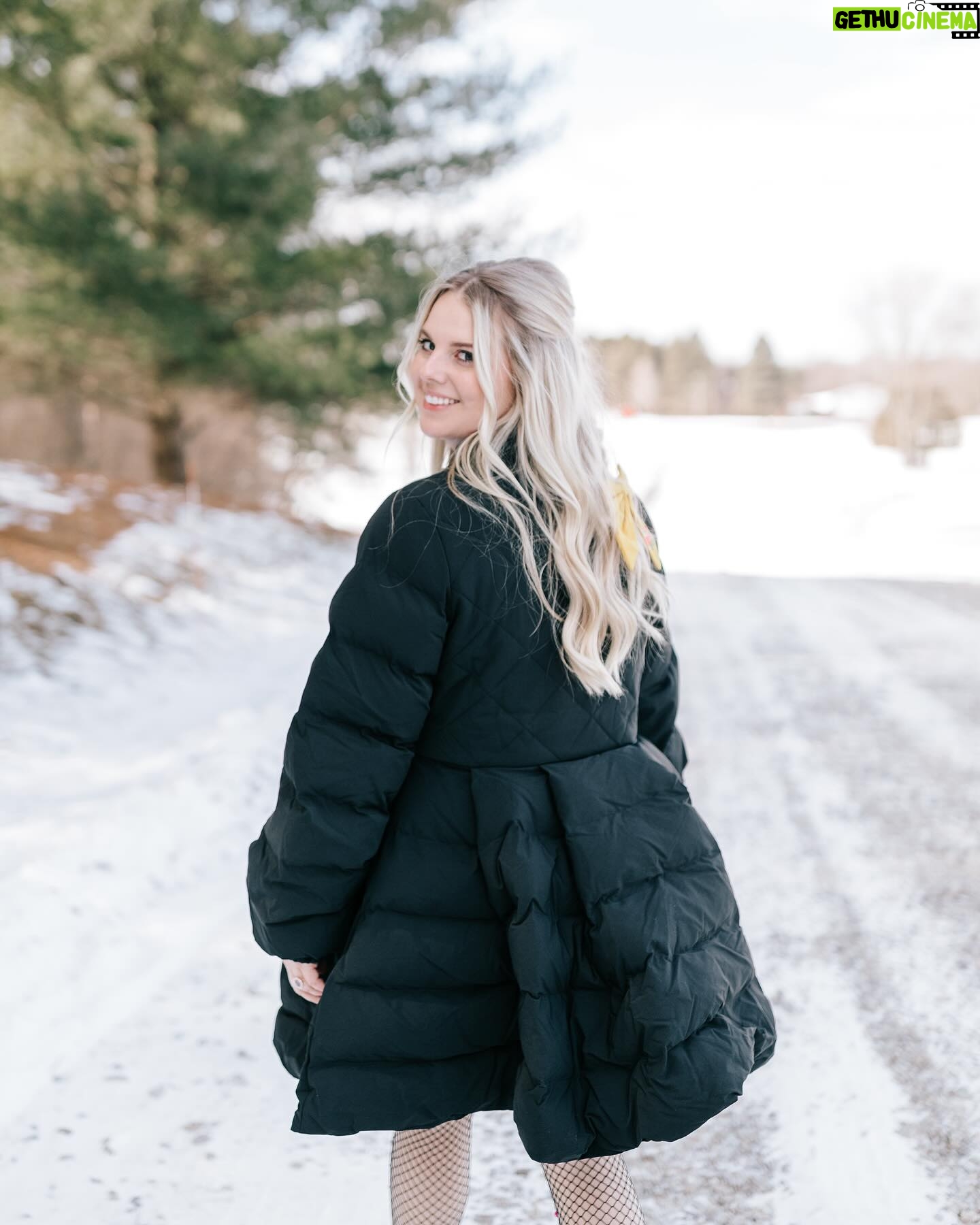 Nicole Franzel Instagram - Harsh weather conditions give way to new growth & renewal in nature đ±. If youâre going through something tough please stay strong and lean on me and each other with this beautiful community we have on here. I am feeling strong and steady and often Iâve leaned on youâitâs my turn to let you lean on me. Life is so uncertain and everyday I find a way to distance myself from the ânew normalsâ in the world. My heart grows stronger, my fears also grow stronger and my duty in this world becomes more clear. Winter is the season of reflection, take time to give yourself the credit you deserve. Youâve come so far. Swipe to see me 5 years ago. Paralyzed with anxiety and panic disorder. I didnât leave the house. I couldnât stand, I prayed for relief and I begged God for help. He answered my prayers. I am SO proud of myself for where I am now. And if it happens again Iâm so much stronger and it doesnât make me a failure. Just another hurdle to overcome. âșïž