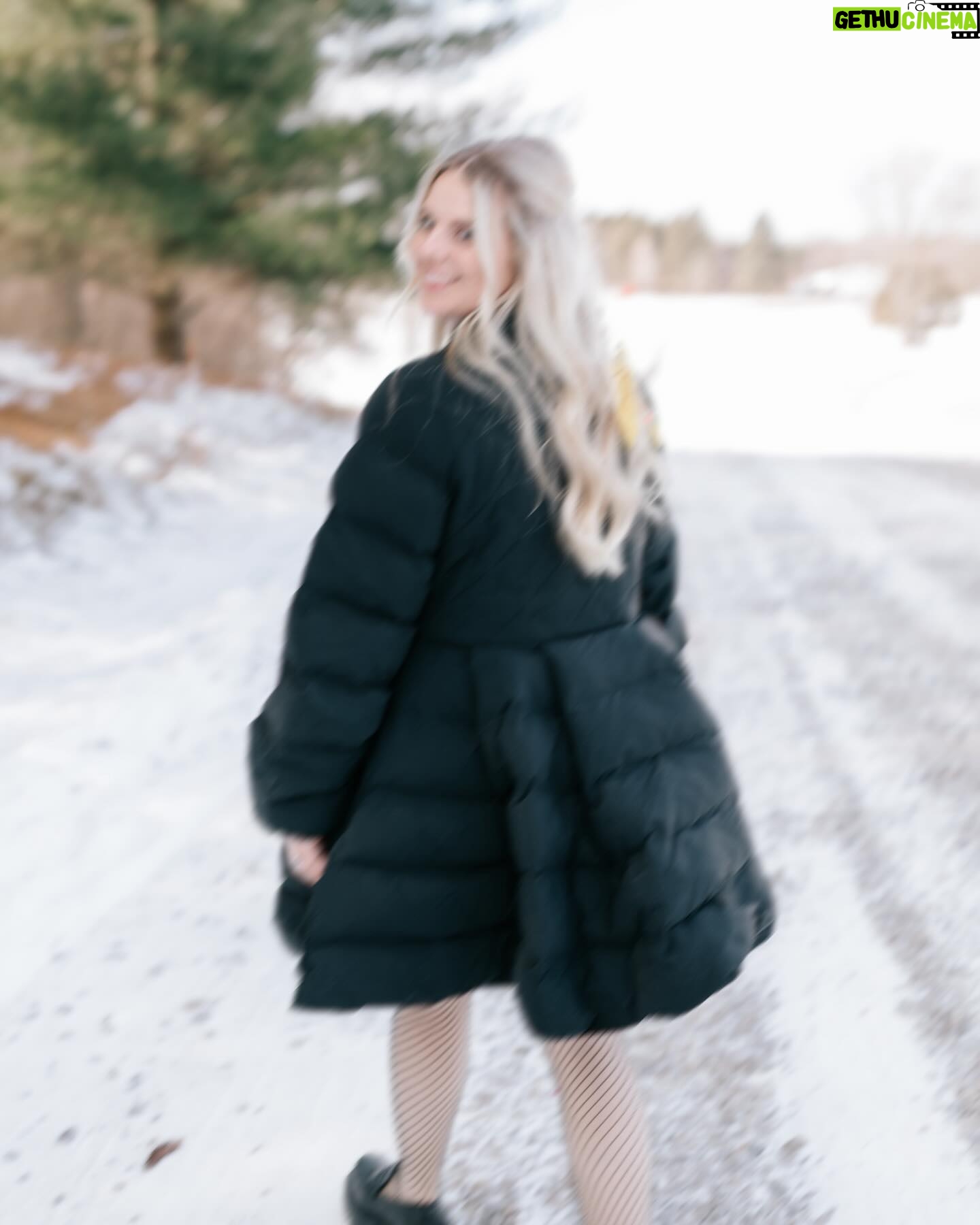 Nicole Franzel Instagram - Harsh weather conditions give way to new growth & renewal in nature đ±. If youâre going through something tough please stay strong and lean on me and each other with this beautiful community we have on here. I am feeling strong and steady and often Iâve leaned on youâitâs my turn to let you lean on me. Life is so uncertain and everyday I find a way to distance myself from the ânew normalsâ in the world. My heart grows stronger, my fears also grow stronger and my duty in this world becomes more clear. Winter is the season of reflection, take time to give yourself the credit you deserve. Youâve come so far. Swipe to see me 5 years ago. Paralyzed with anxiety and panic disorder. I didnât leave the house. I couldnât stand, I prayed for relief and I begged God for help. He answered my prayers. I am SO proud of myself for where I am now. And if it happens again Iâm so much stronger and it doesnât make me a failure. Just another hurdle to overcome. âșïž