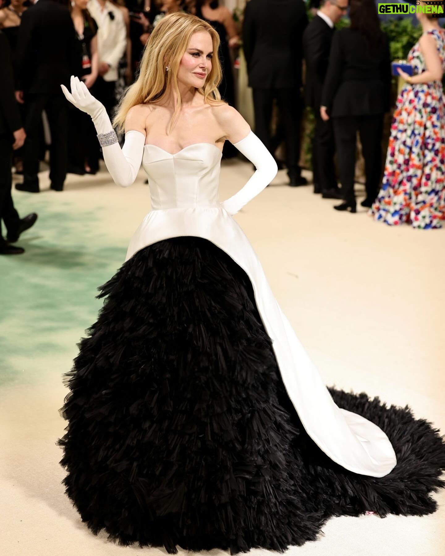 Nicole Kidman Instagram - Celebrating fashion, art and all the artisans behind-the-scenes of last night’s #GardenOfTime beauties 🌸 #MetGala