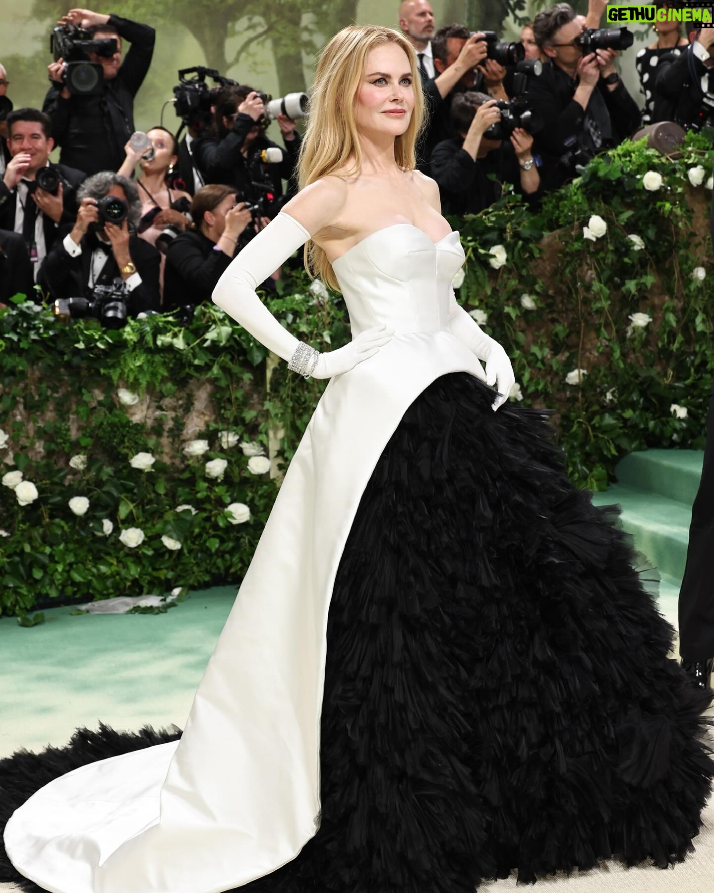 Nicole Kidman Instagram - Celebrating fashion, art and all the artisans behind-the-scenes of last night’s #GardenOfTime beauties 🌸 #MetGala