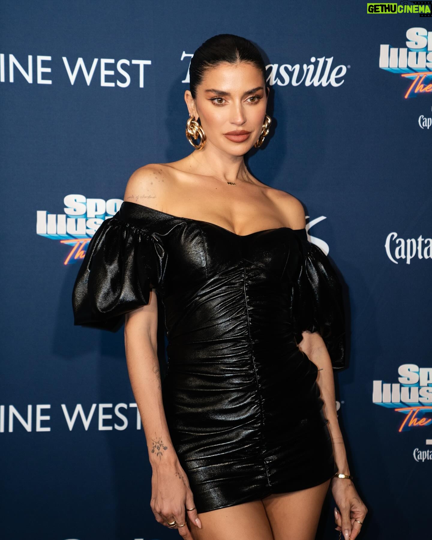 Nicole Lynn Williams Instagram - Ain’t no party like a @si_swimsuit Super Bowl party! 🏈