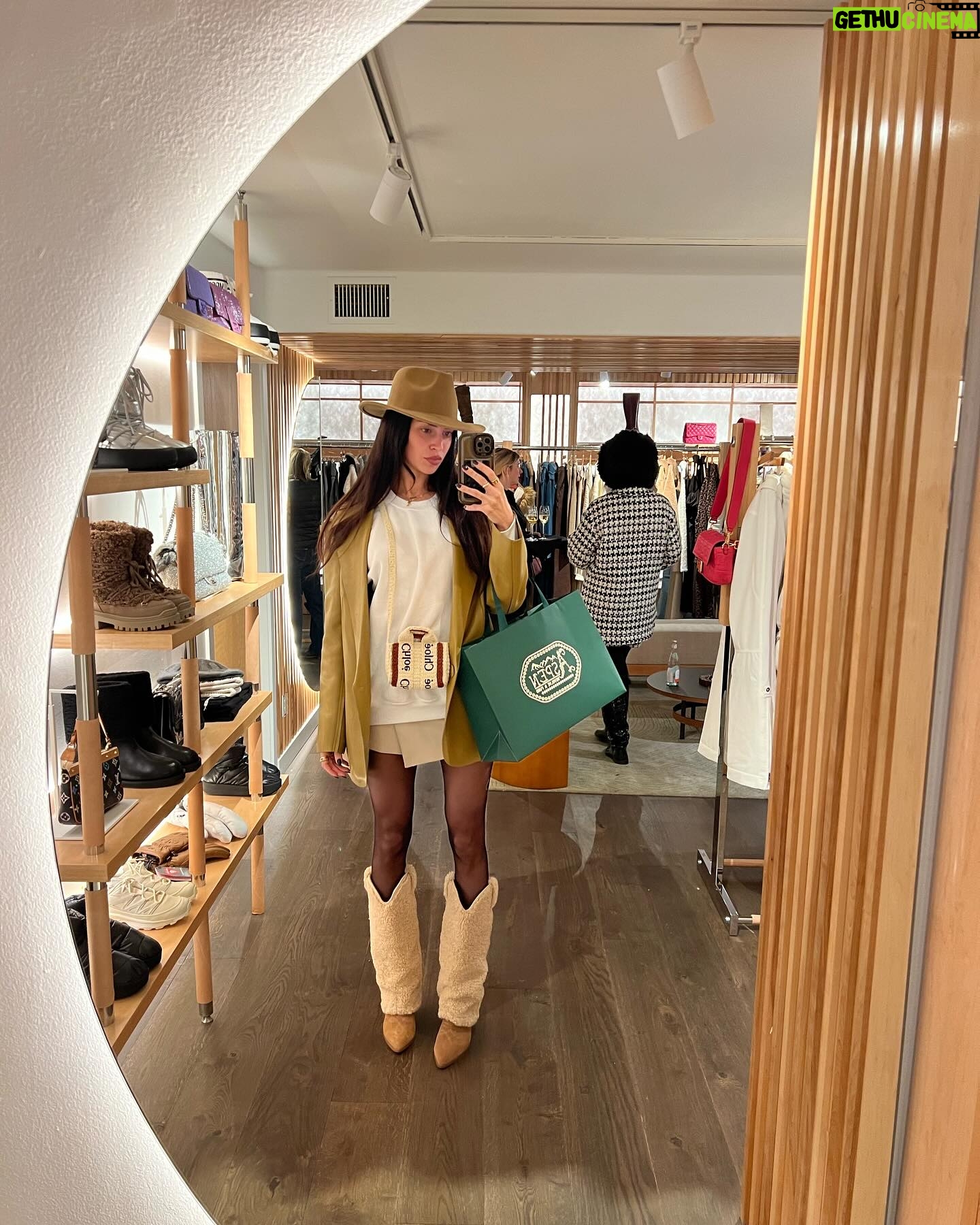 Nicole Lynn Williams Instagram - One of my favorite looks from Aspen! 🤠