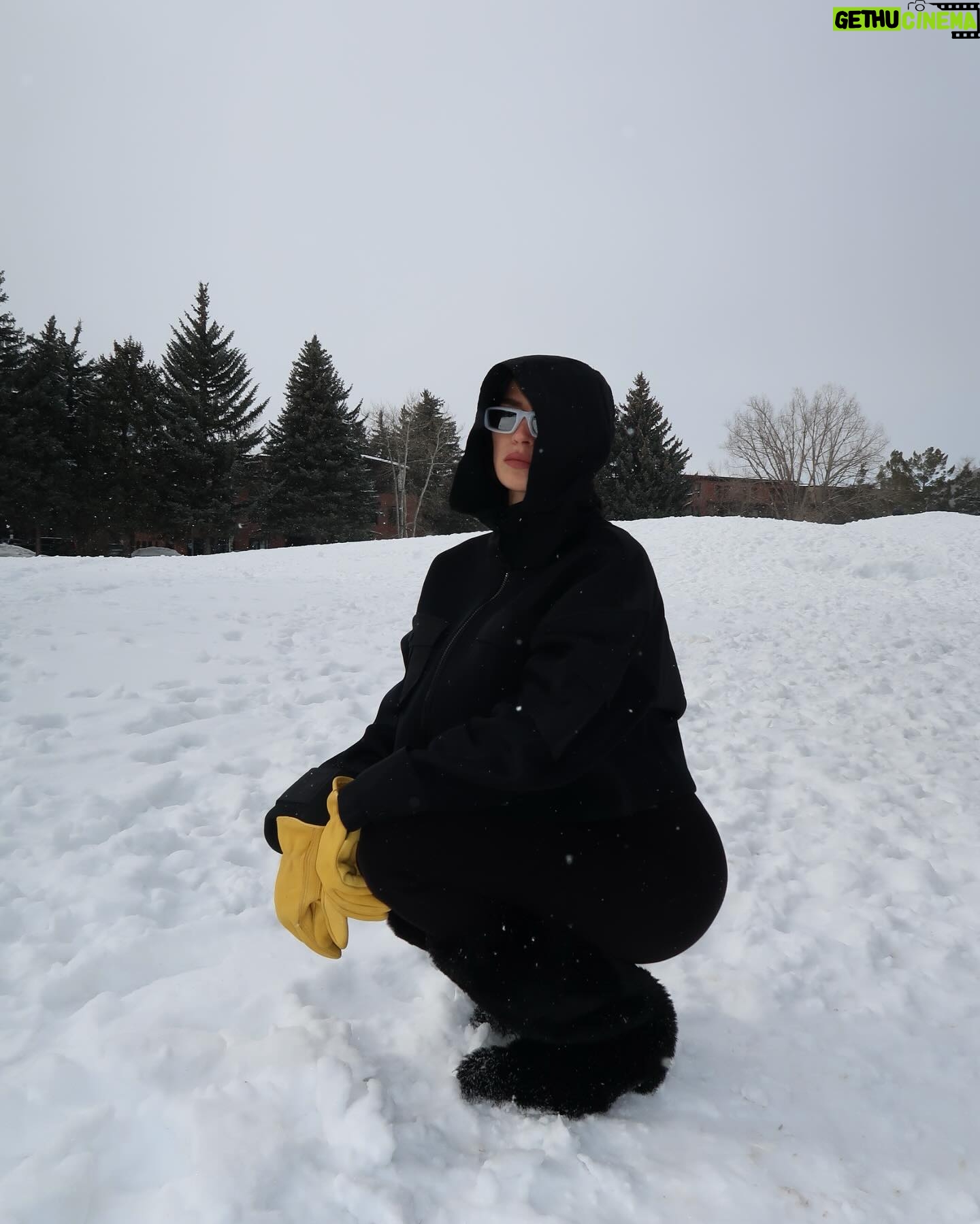 Nicole Lynn Williams Instagram - Are you team winter or summer? I LOVE the snow! Probably because I grew up that way and it feels more like home. @alo